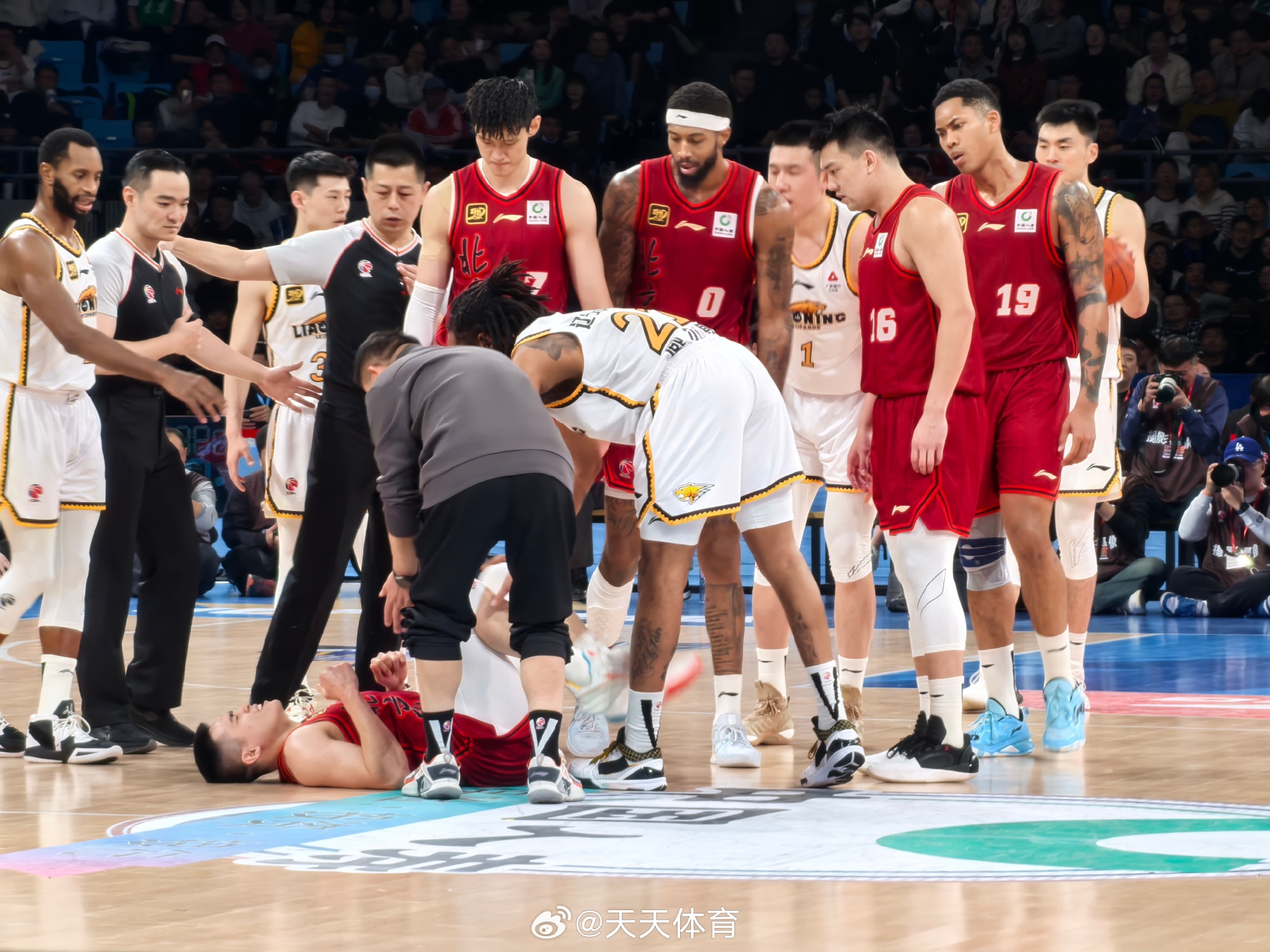 CBA球员实力较量，激烈对抗充满激情赛场燃烧