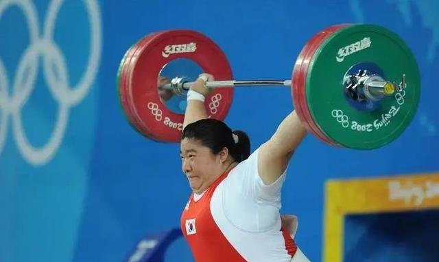 举重项目再夺冠，实现完美表现