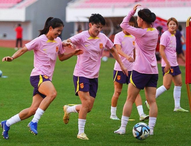 包含豪取一胜！女足队员勇往直前！的词条