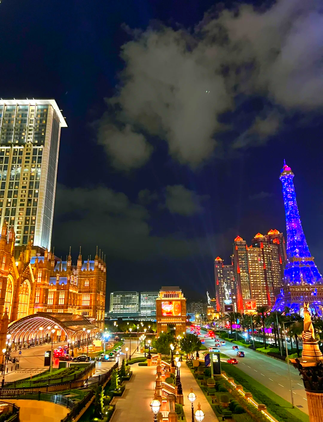 澳门城市灯火辉煌，团队合作赢得胜利