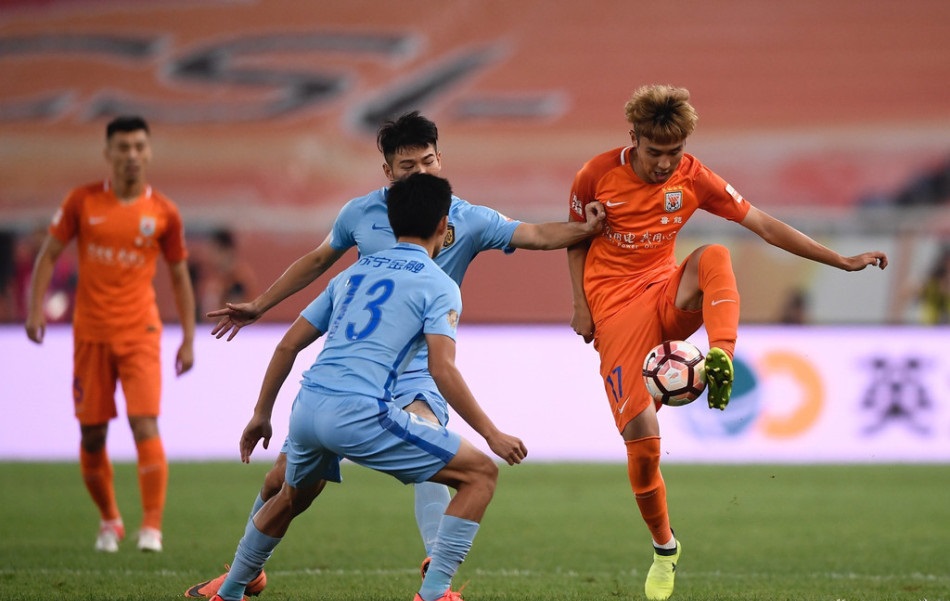 鲁能击败苏宁：山东鲁能队成功击败江苏苏宁队，取得重要胜利