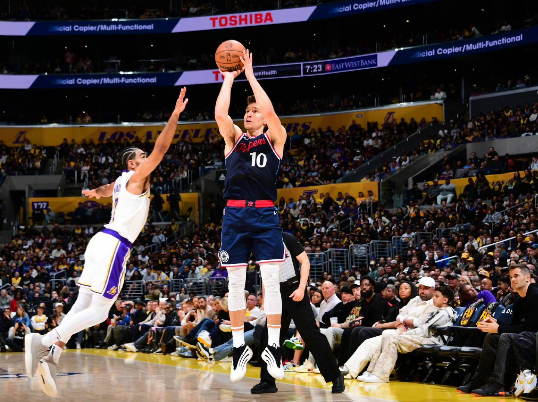 开云体育在线-关于快船队士气高涨，球员士气更加团结的信息