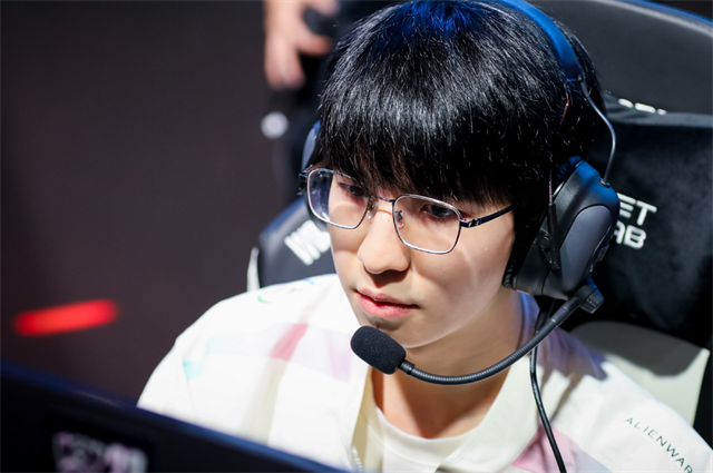 CLG血洗BLG，Elk完成史诗逆转顶尖较量小组赛，强势挺进下一轮