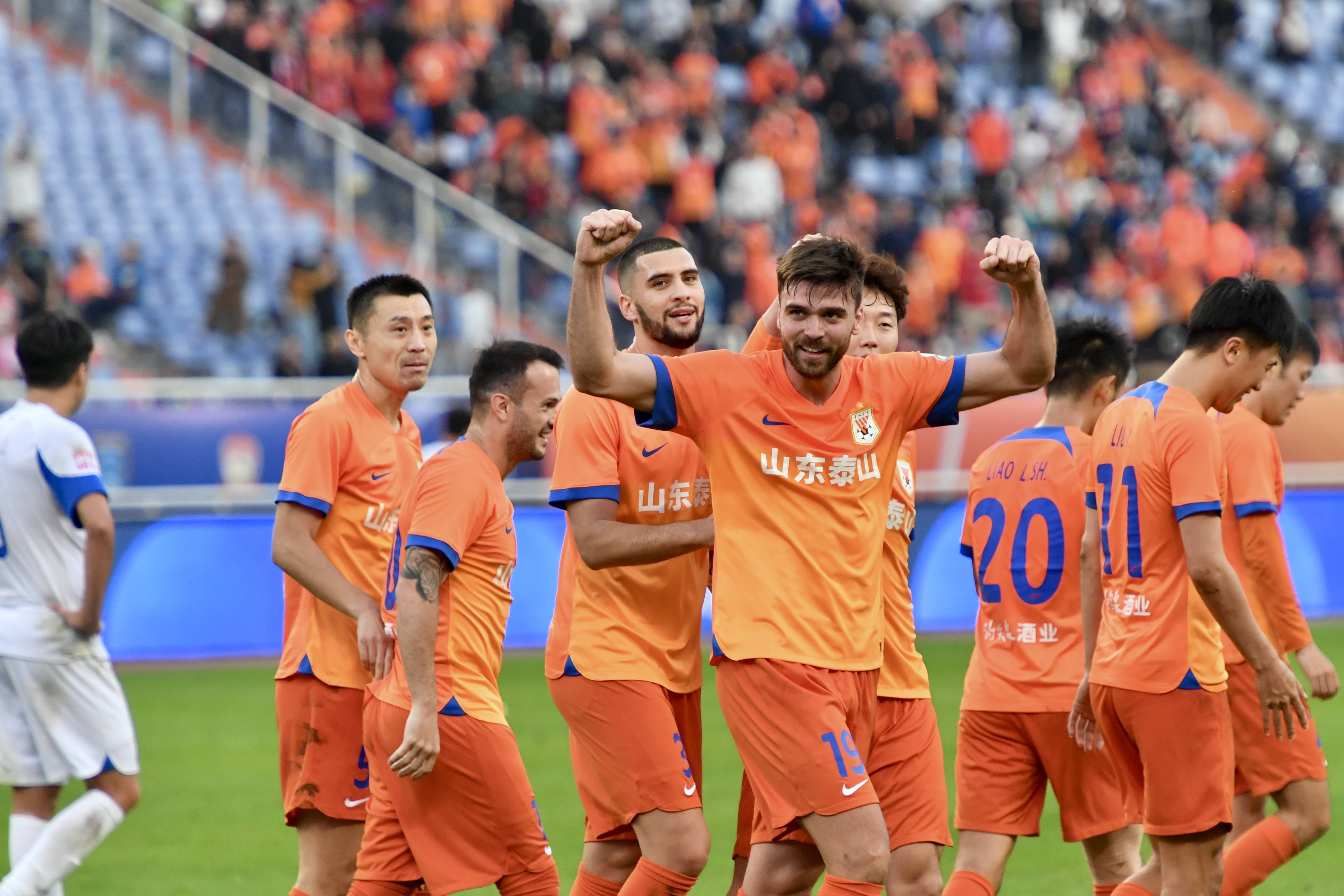 包含德甲大佬相继陷入困境，榜首之争白热化的词条