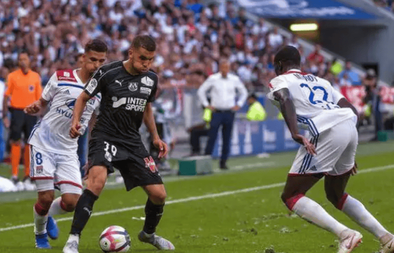 亚眠近期状态神勇,法甲比赛势如破竹 亚眠近期状态神勇,法甲比赛势如破竹