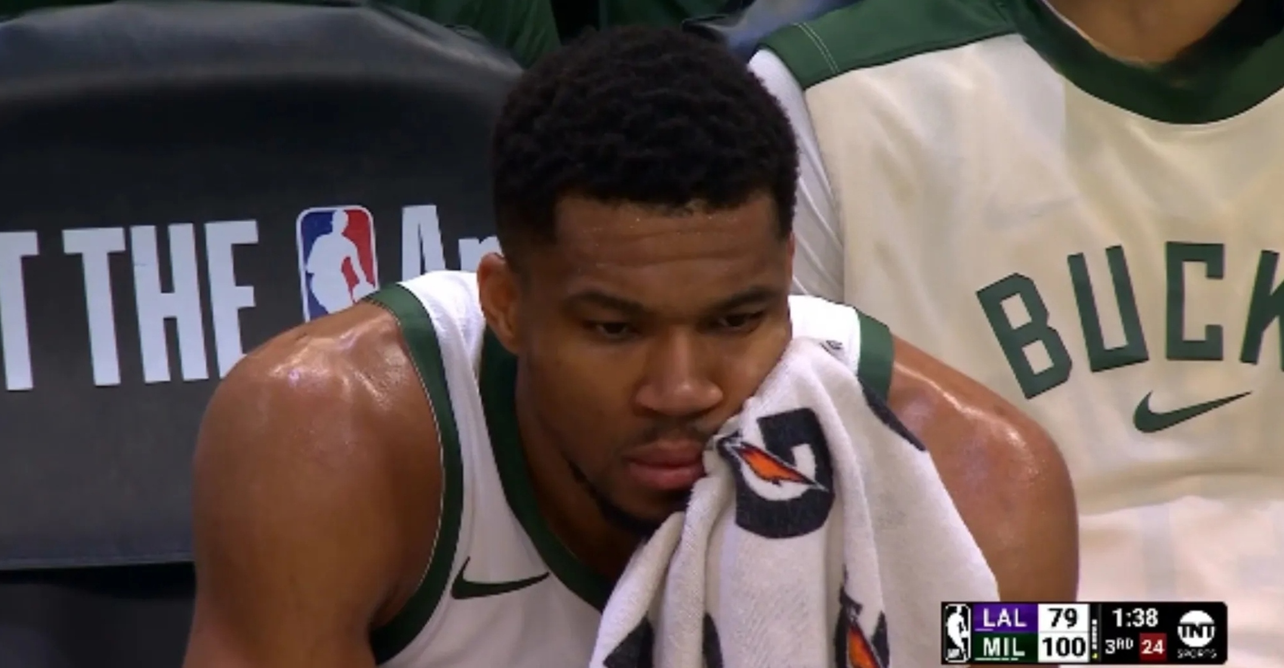 雄鹿击败湖人,结束四连败 雄鹿击败湖人,结束四连败