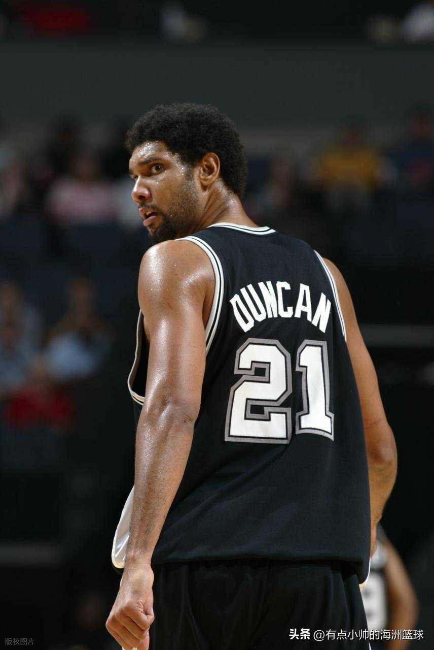 马刺队老将邓肯满怀斗志,极力为球队贡献 马刺队老将邓肯满怀斗志,极力为球队贡献
