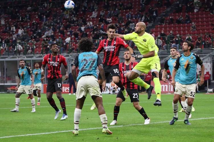 佛罗伦萨球队对阵对手展现团结一致