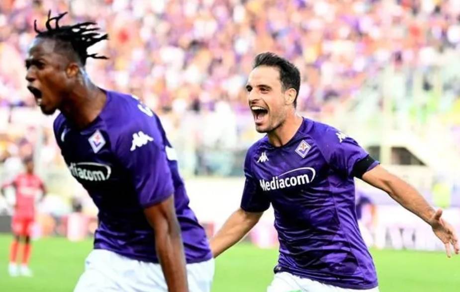 佛罗伦萨球队对阵对手展现团结一致