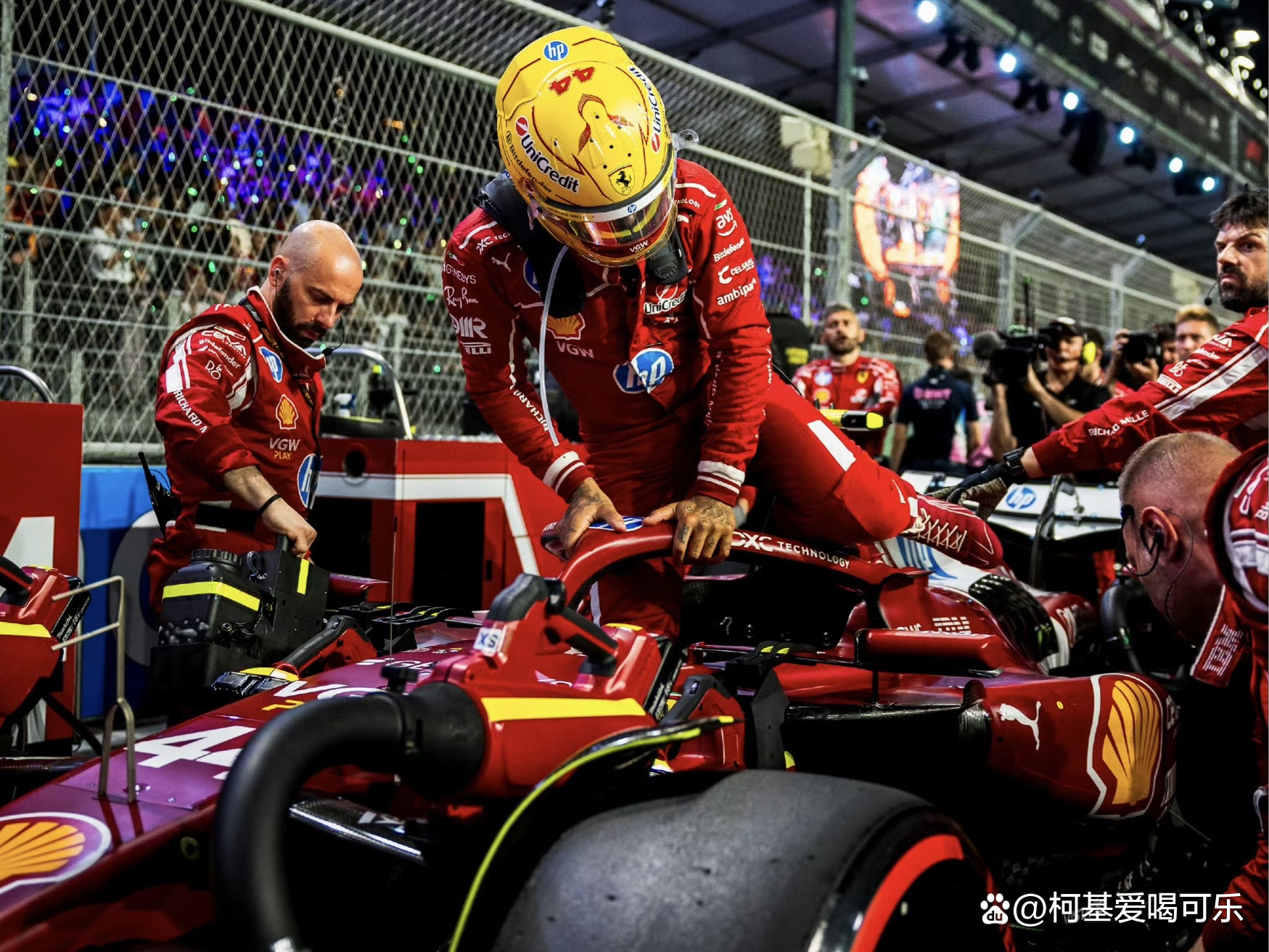 哈斯车队逆转红牛二队,塞恩斯点燃赛场 哈斯车队逆转红牛二队,塞恩斯点燃赛场