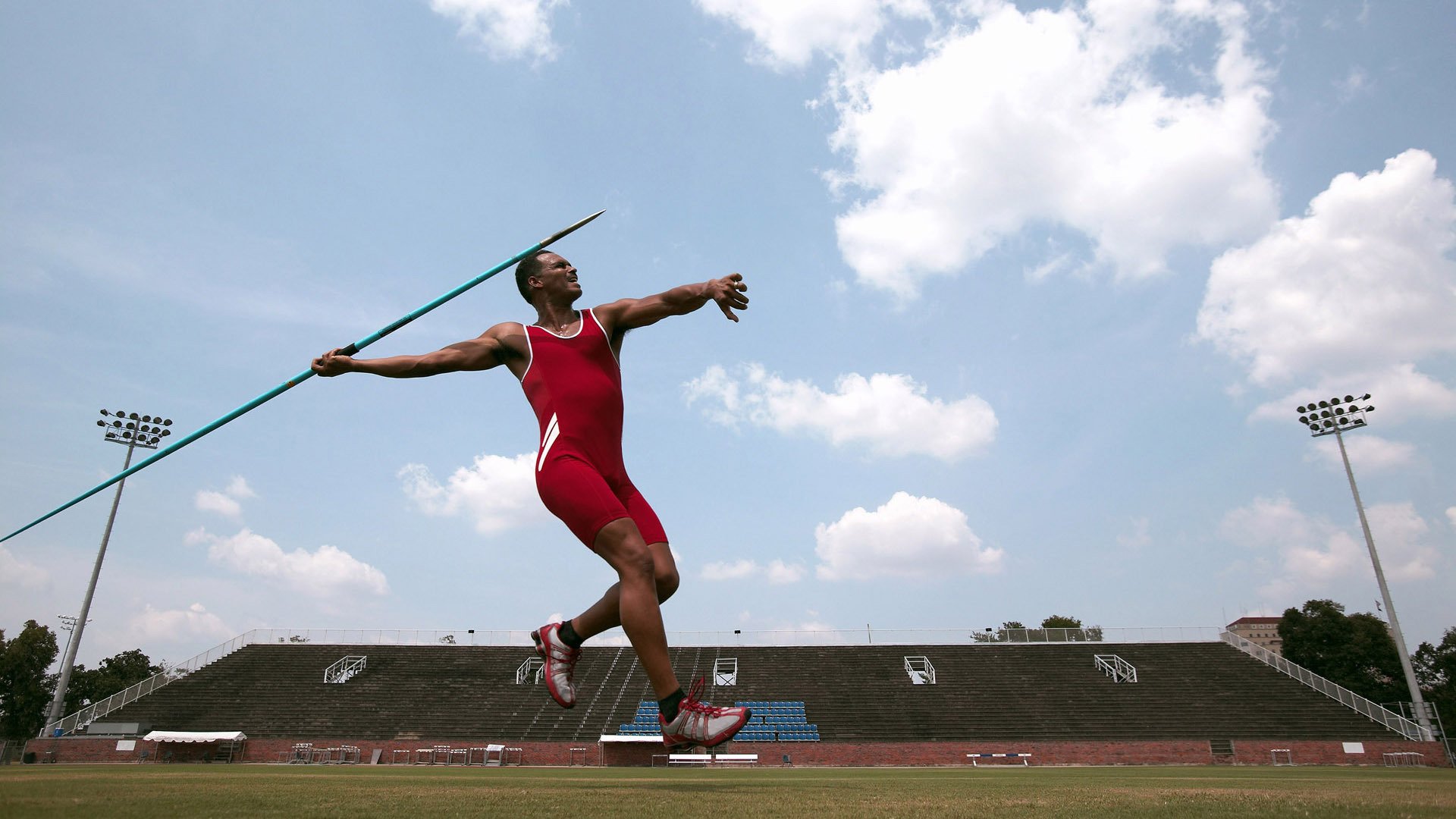 轰鸣与绝杀，上海滩的赛车闪电与篮球奇迹